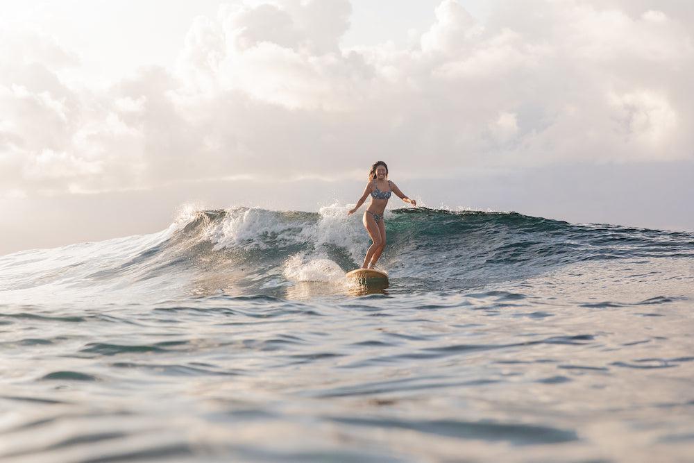 Beach Access Standard 9'0" ピンテール ロングボードでボトムターンを行う女性サーファー