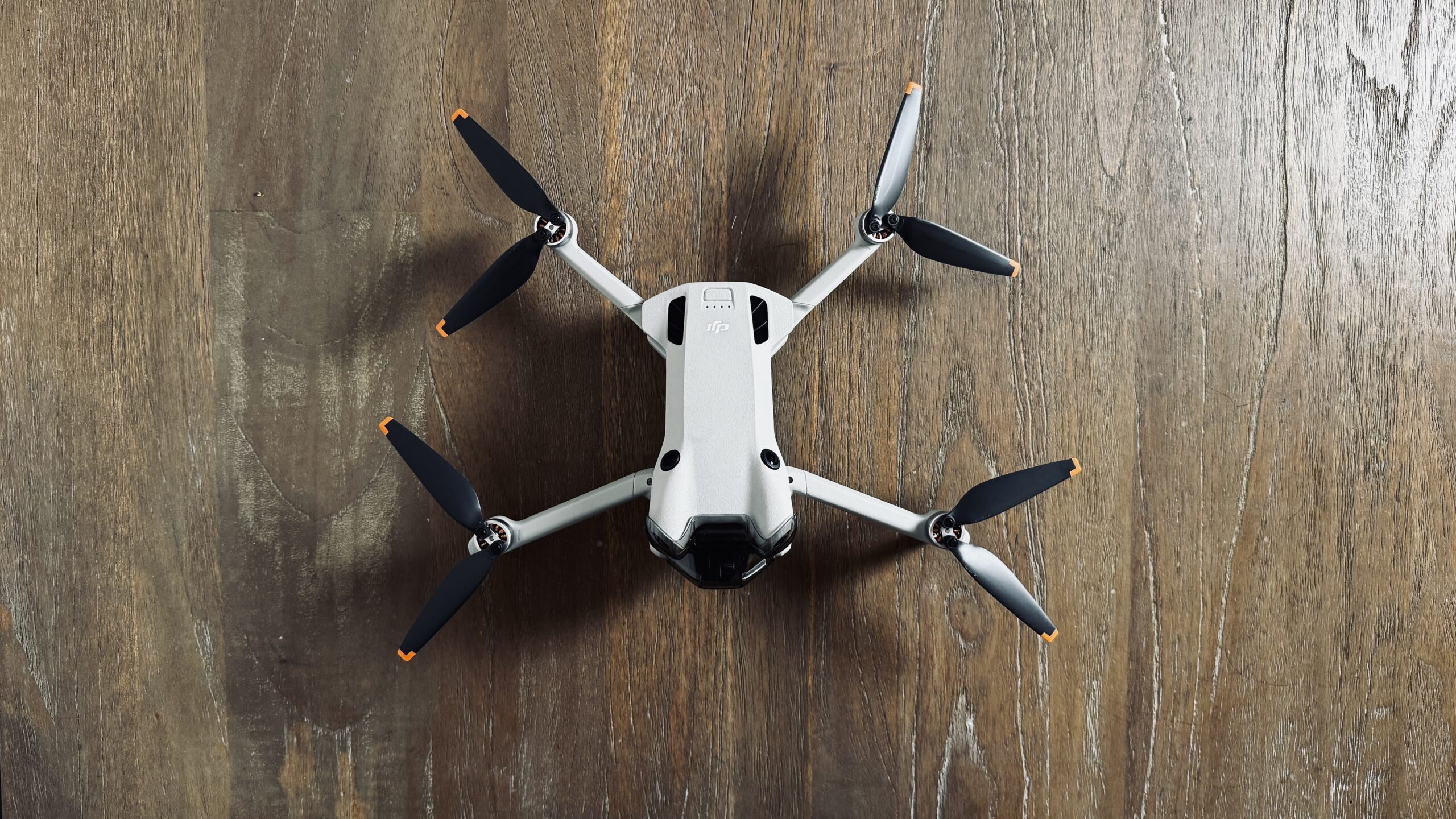 折りたたんだ状態のDJI Mini 4 Pro|海への持ち運びがしやすいサイズ感