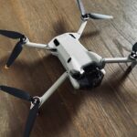 展開した状態のDJI Mini 4 Pro｜サーフィン撮影に使うドローン