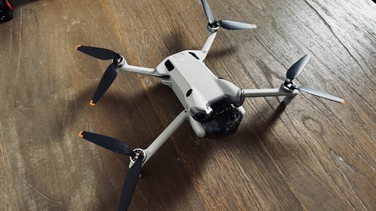 展開した状態のDJI Mini 4 Pro｜サーフィン撮影に使うドローン
