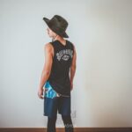 ビラボンのタンクトップを着るヒガシーサー ファミリーセールで購入