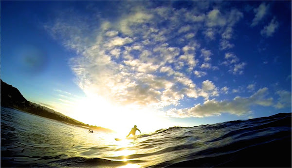 2013年にハワイでGoPro HERO3+ Blackで撮影した日の出のサーフィン
