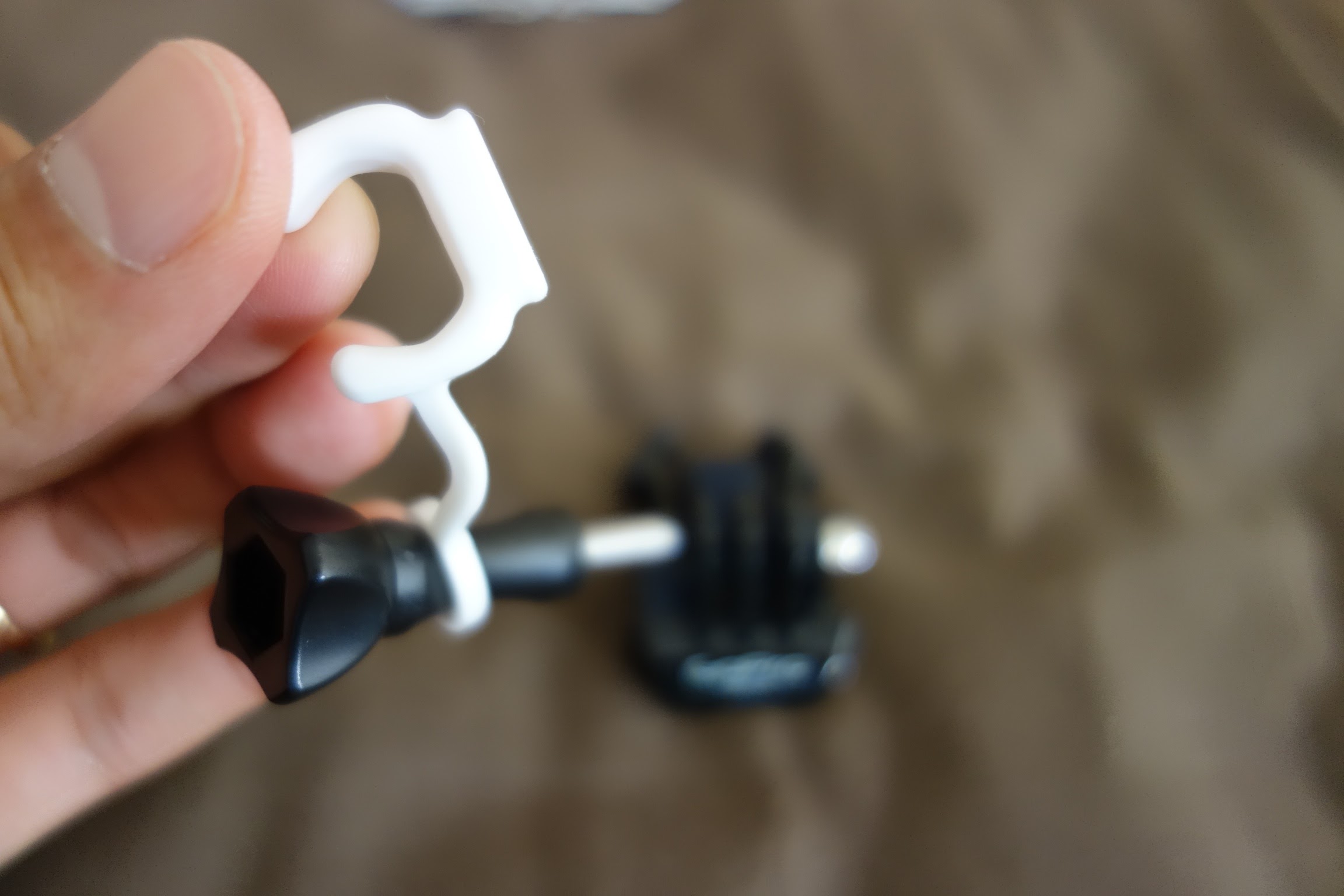 サーフマウントと本体をつなぐ紐付きサブマウント。GoProの水没防止に役立つアクセサリー