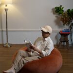 テラコッタのYURUMARUに座って本を読む様子