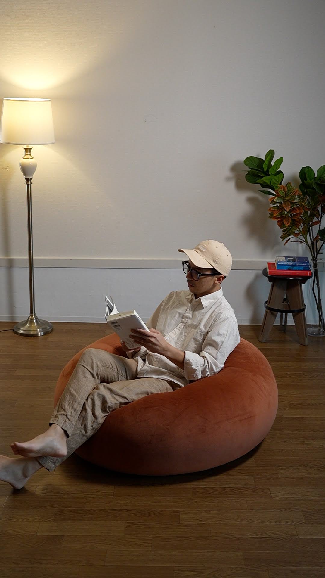 テラコッタのYURUMARUに座って本を読む様子